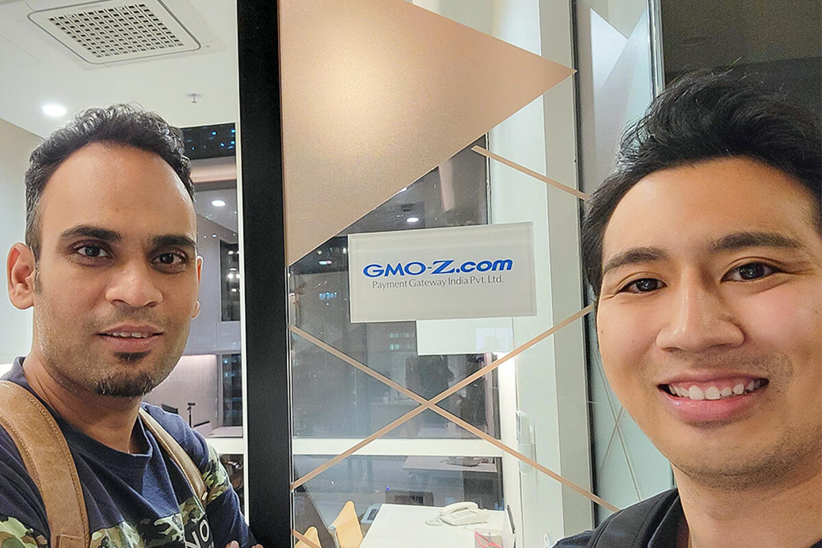 新オフィスの開設日にエントランスにて