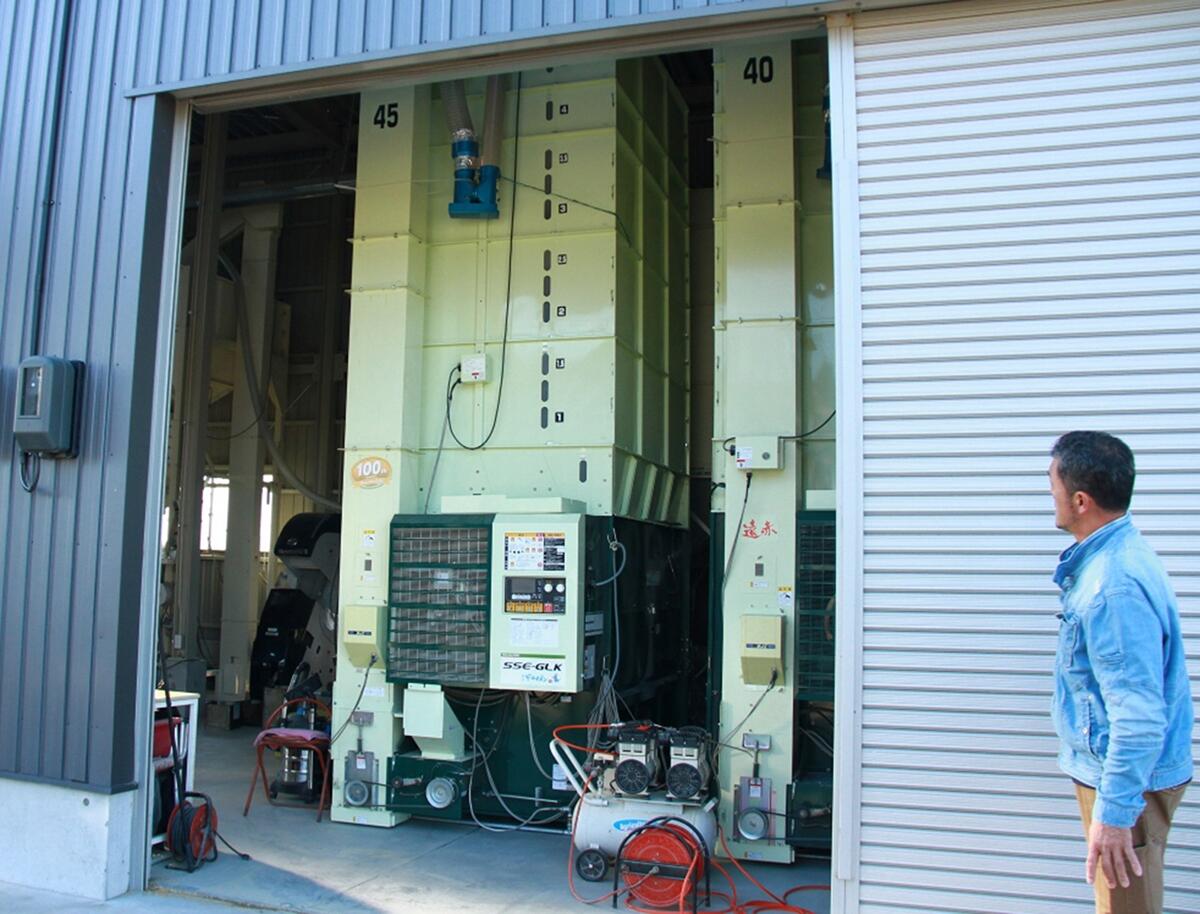 加藤様が使用されている保有設備もご案内いただきました（写真：穀物乾燥機）