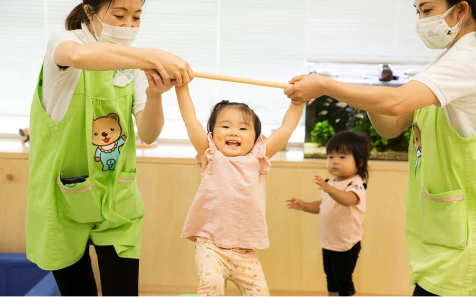 保育士と子供の写真