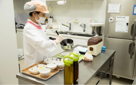 子供の食事を準備する様子の写真