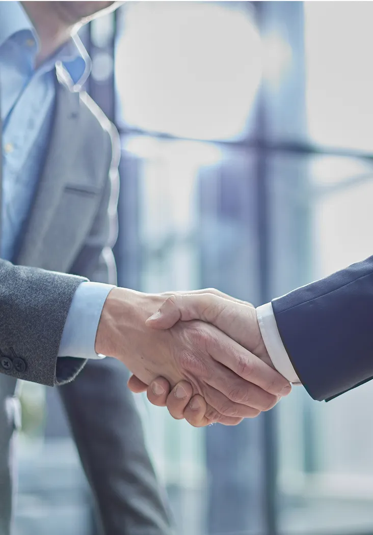 スーツの男性が握手する様子